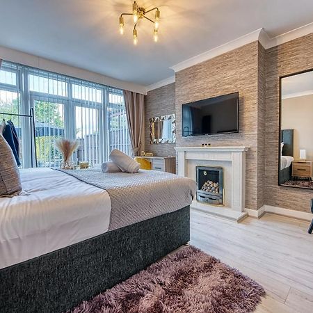 Elegant Solihull House: Central 5-Bed Retreat for Business & Leisure Exterior photo