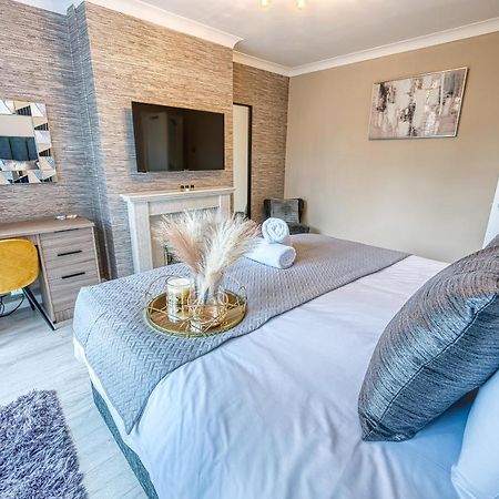 Elegant Solihull House: Central 5-Bed Retreat for Business & Leisure Exterior photo