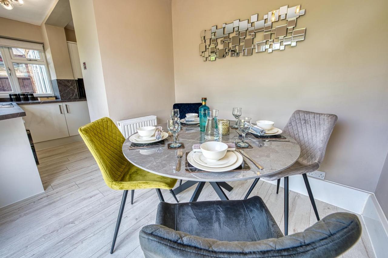 Elegant Solihull House: Central 5-Bed Retreat for Business & Leisure Exterior photo